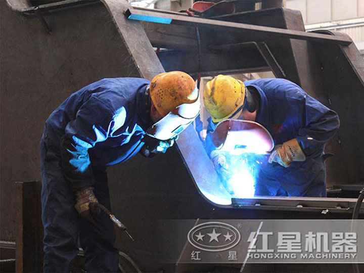 車間生產(chǎn)加工移動破碎機，每一臺設(shè)備都是匠心打造